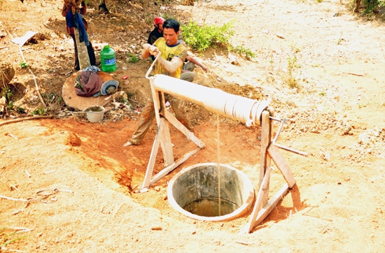 Người dân đào giếng tìm nước.